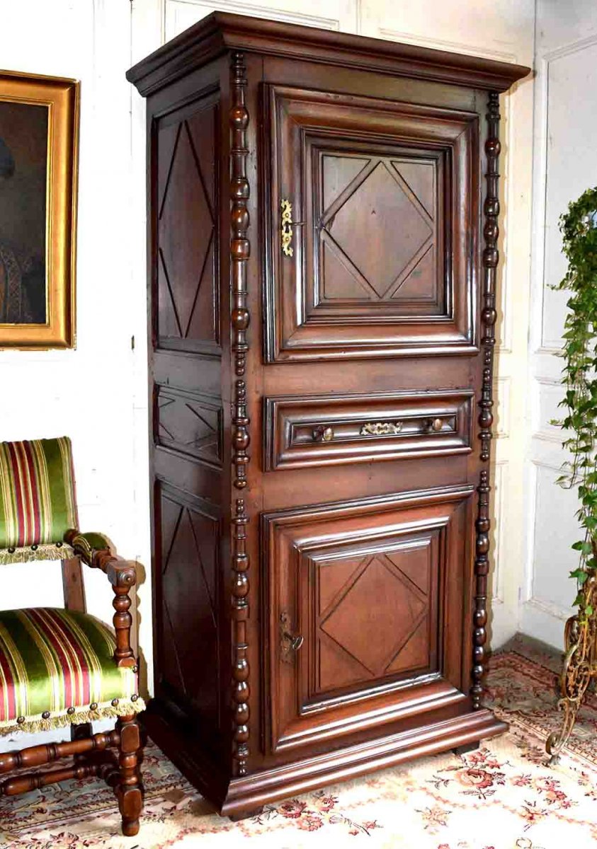 Homme-debout   En Noyer, cabinet Louis XIII , XVII&egrave;me.
