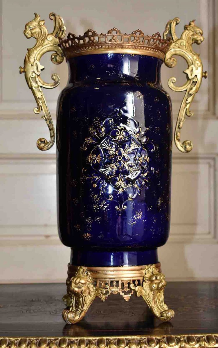 Grand Vase En Faïence Fine Bleu De Four Et Décor Religieux,  Monture  Bronze , Chimères Et Grotesques-photo-1