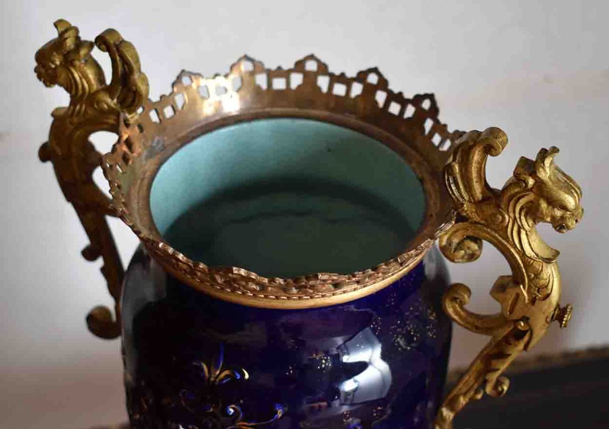 Grand Vase En Faïence Fine Bleu De Four Et Décor Religieux,  Monture  Bronze , Chimères Et Grotesques-photo-7