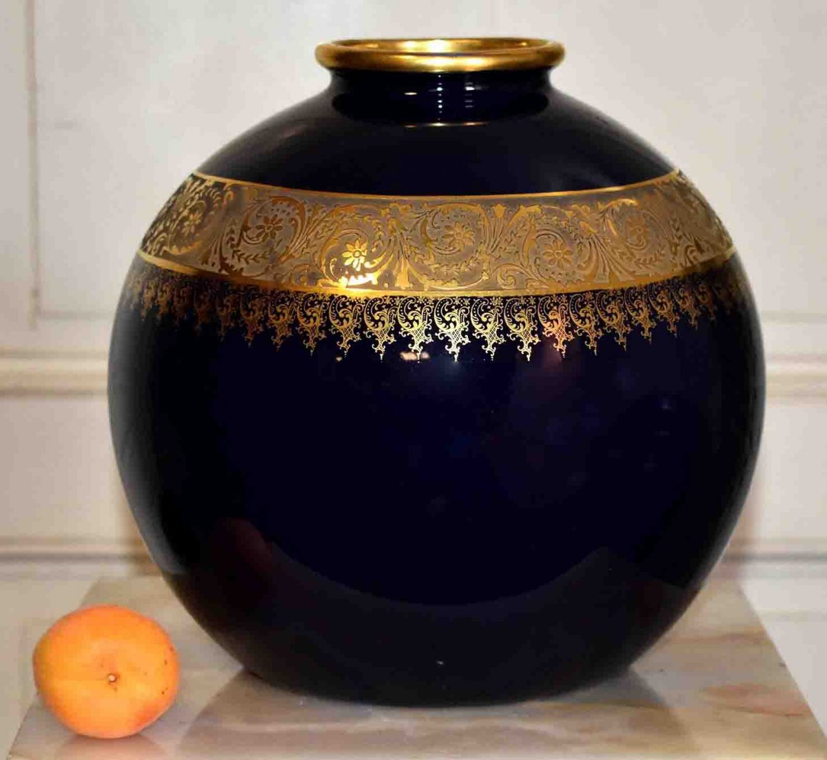 Tharaud - Barny , Grand  Vase Boule En Porcelaine De Limoges, Bleu De Four Et Double  Incrustation Or, forme sphérique.-photo-3