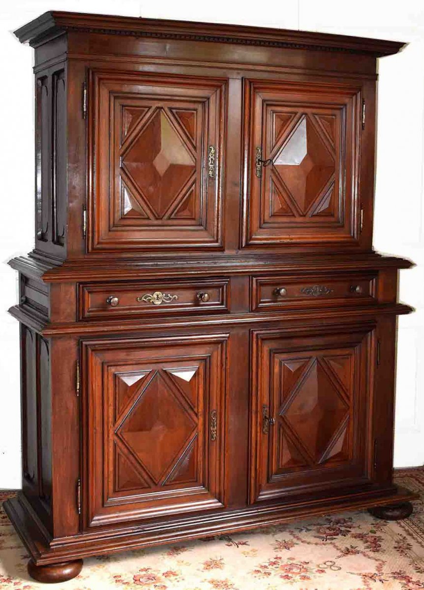 Buffet Deux Corps à Retrait, Pointes De Diamant, Style Louis XIII.