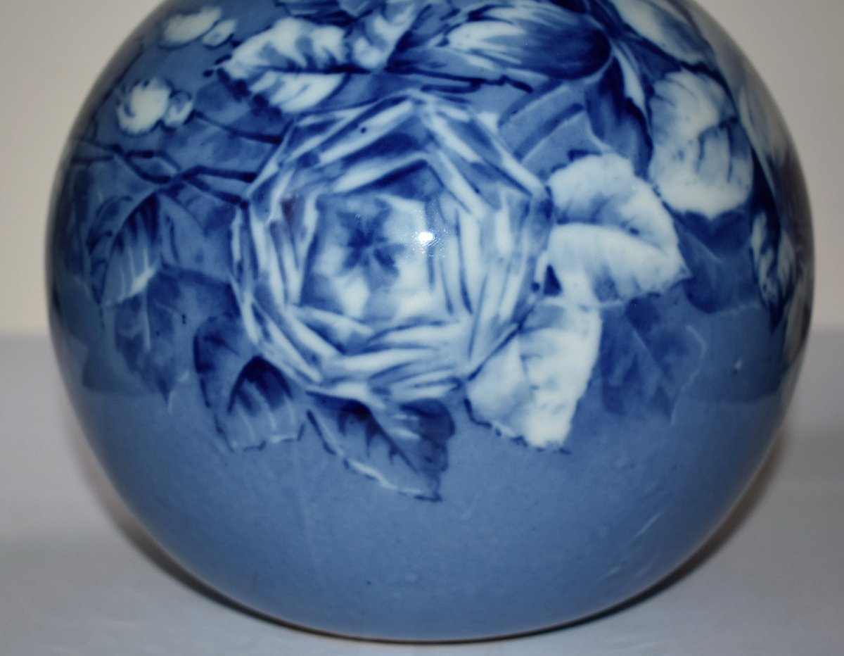 Vase Boule En Porcelaine De Limoges, Camaïeu De Bleu, Décor De Roses , Peint Main.-photo-3