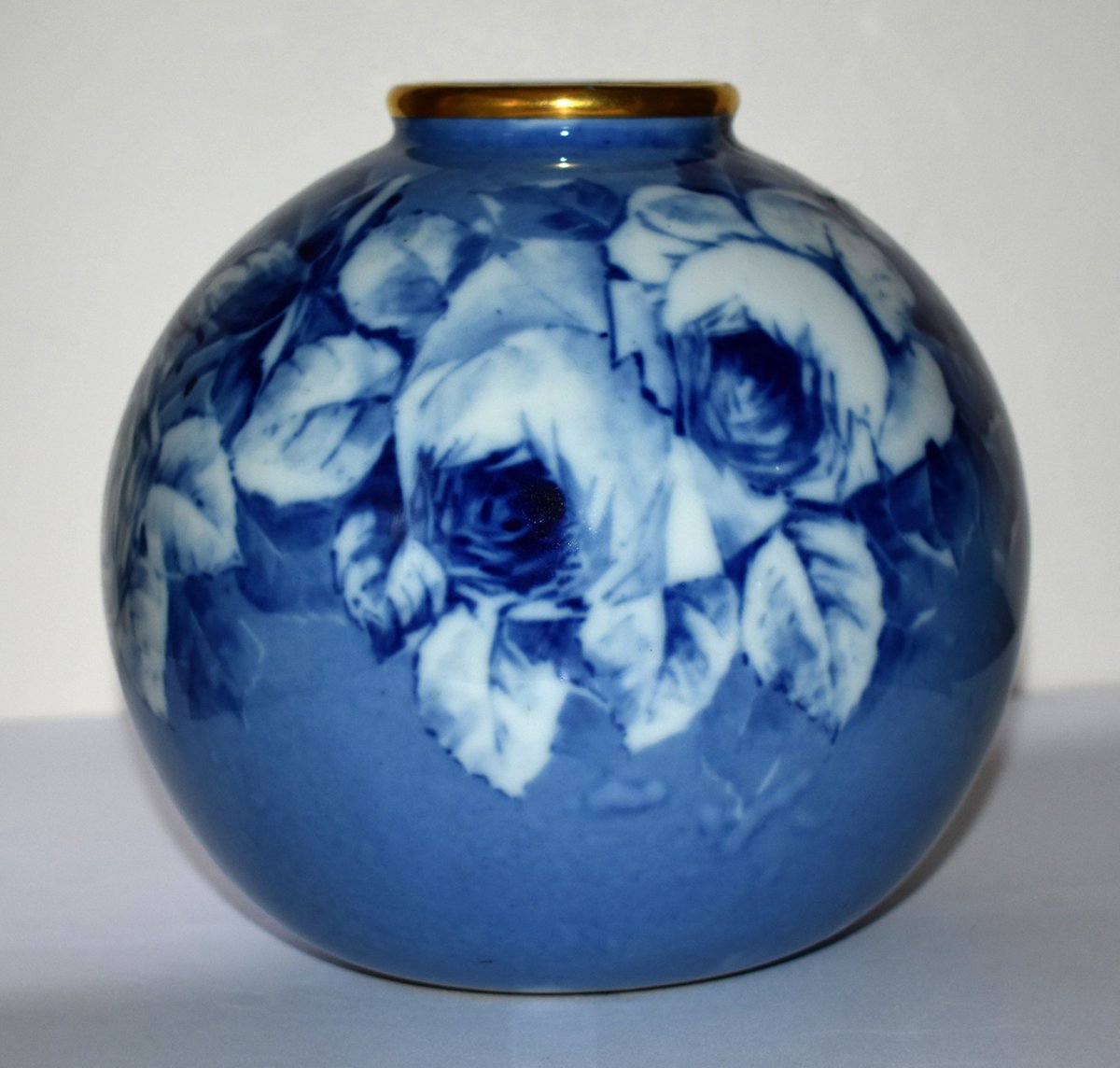 Vase Boule En Porcelaine De Limoges, Camaïeu De Bleu, Décor De Roses , Peint Main.