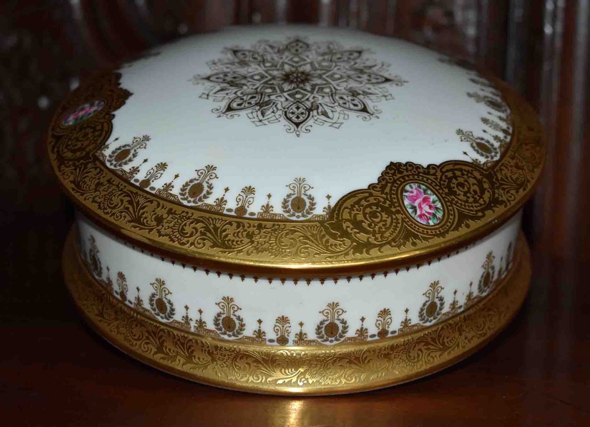 Large Limoges Porcelain Box, Double Gold Inlay, Aged Polished And Hand Painted.-photo-3