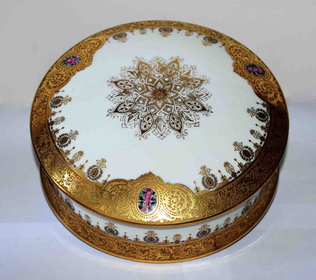 Grand Coffret En Porcelaine De Limoges peint Main, Bonbonnière  Double Incrustation Or, Poli à l'Agate.