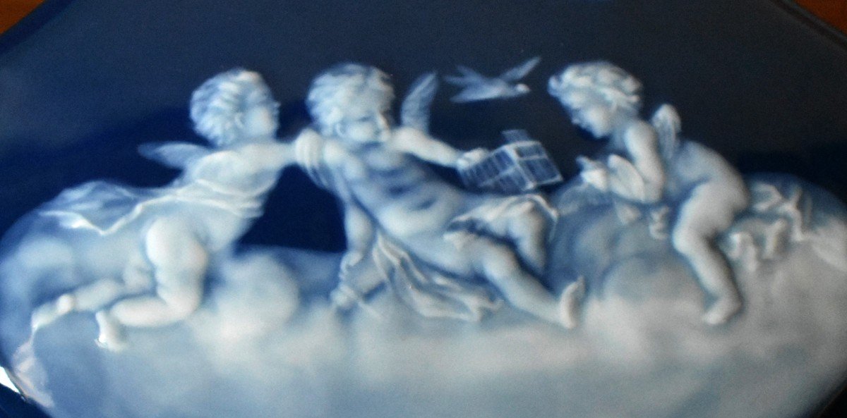 Coffret  par Camille Tharaud (1878-1956) . Bonbonnière  En Porcelaine De Limoges, Chérubins. Bleu de four.-photo-2