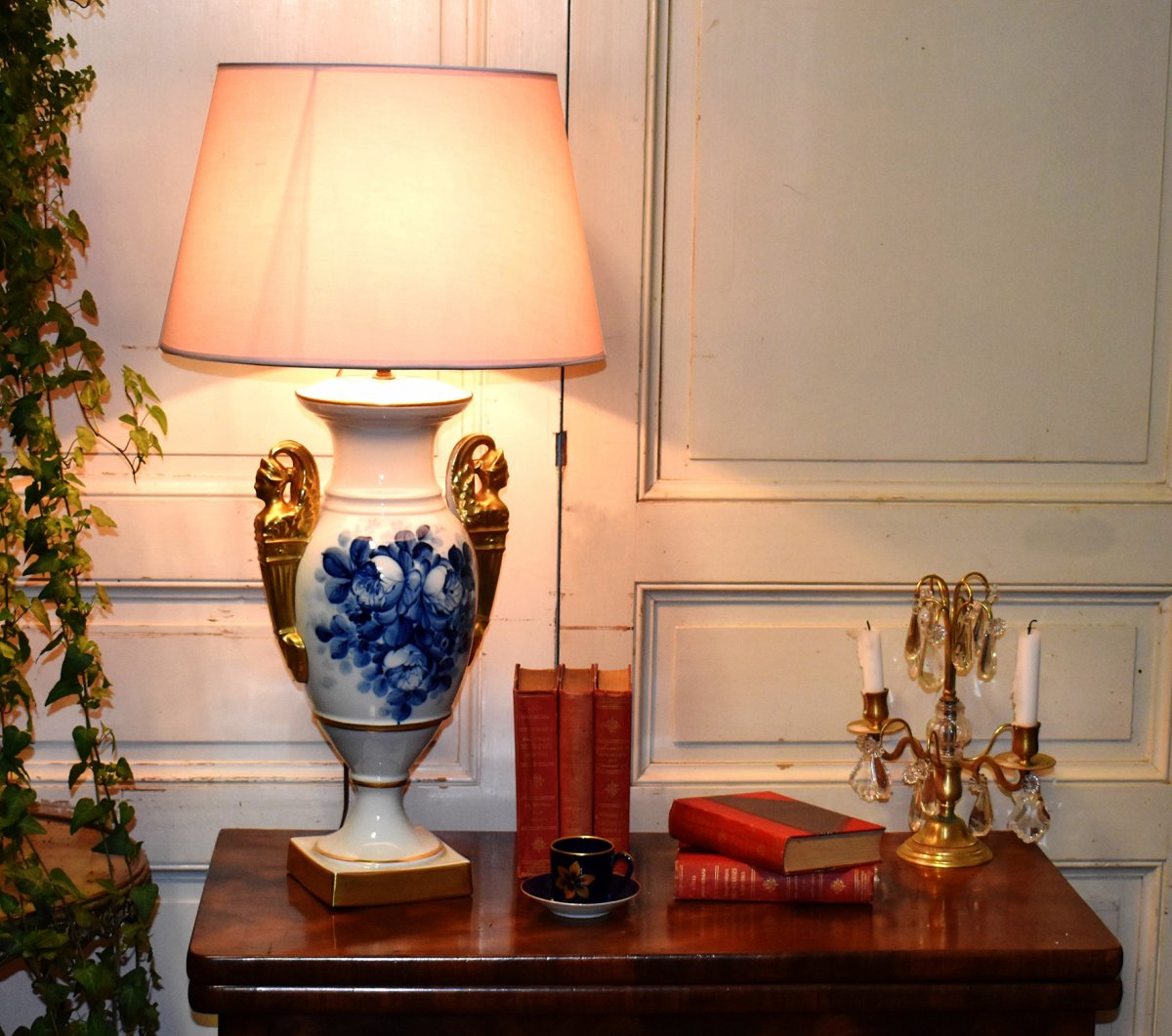 Importante Lampe En Porcelaine De Limoges, Camaïeu De Bleu Et Or Fin, Décor Floral Peint Main 