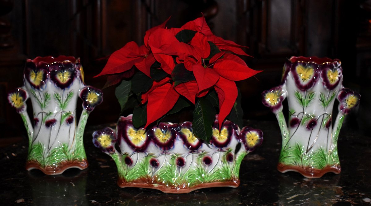 Garniture Trois Pièces En Barbotine d'Onnaing. Jardinière Et Vases, Décor Pensées.