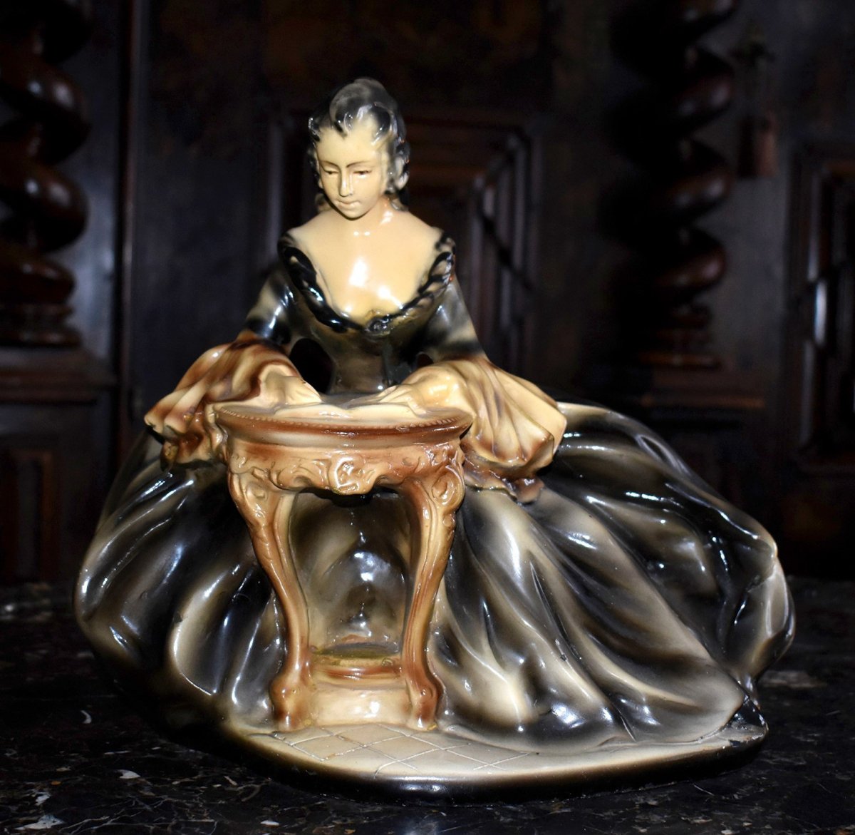 Statue En Plâtre Polychrome, Femme à La Lecture.