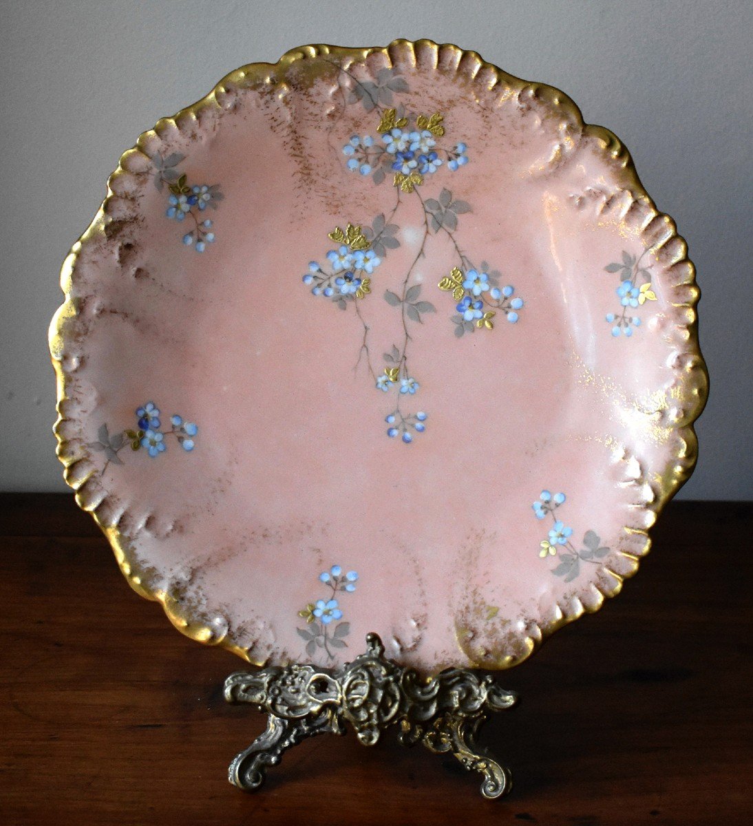 Laviolette  (1896), Assiette  de collection , Décorative,  Plat en Porcelaine De Limoges, Décor Floral Peint Main réhaussé pâte d'or sur fond rose.-photo-2