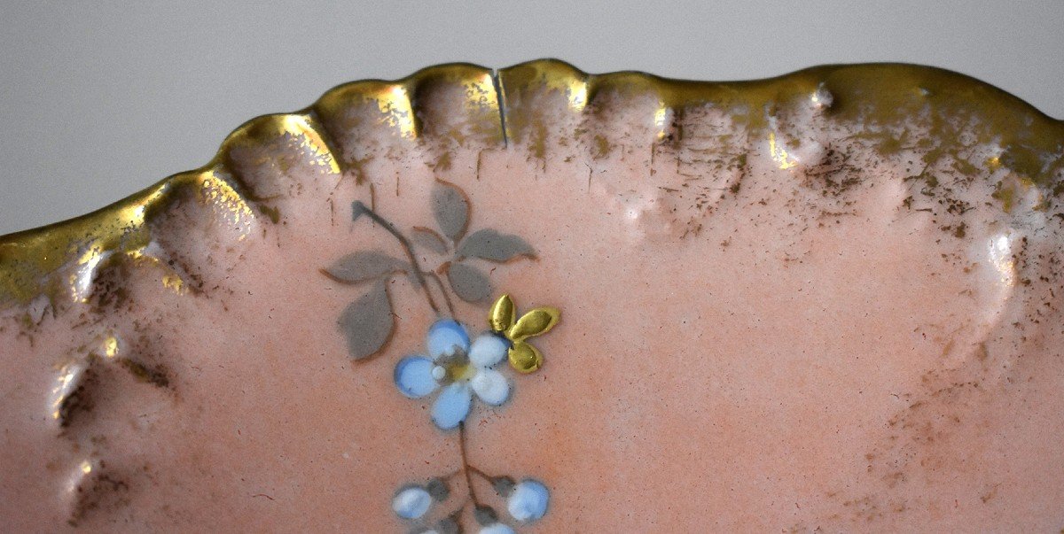 Laviolette  (1896), Assiette  de collection , Décorative,  Plat en Porcelaine De Limoges, Décor Floral Peint Main réhaussé pâte d'or sur fond rose.-photo-4