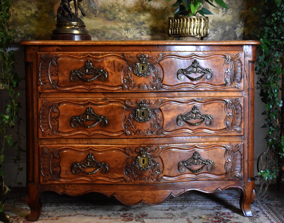 Lyon, Commode Lyonnaise Louis XV En Noyer Massif, Commode XVIIIe De La Vallée Du Rhône,  Façade Galbée. bronzes couronnés et fleurs de lys. travail lyonnais.-photo-2