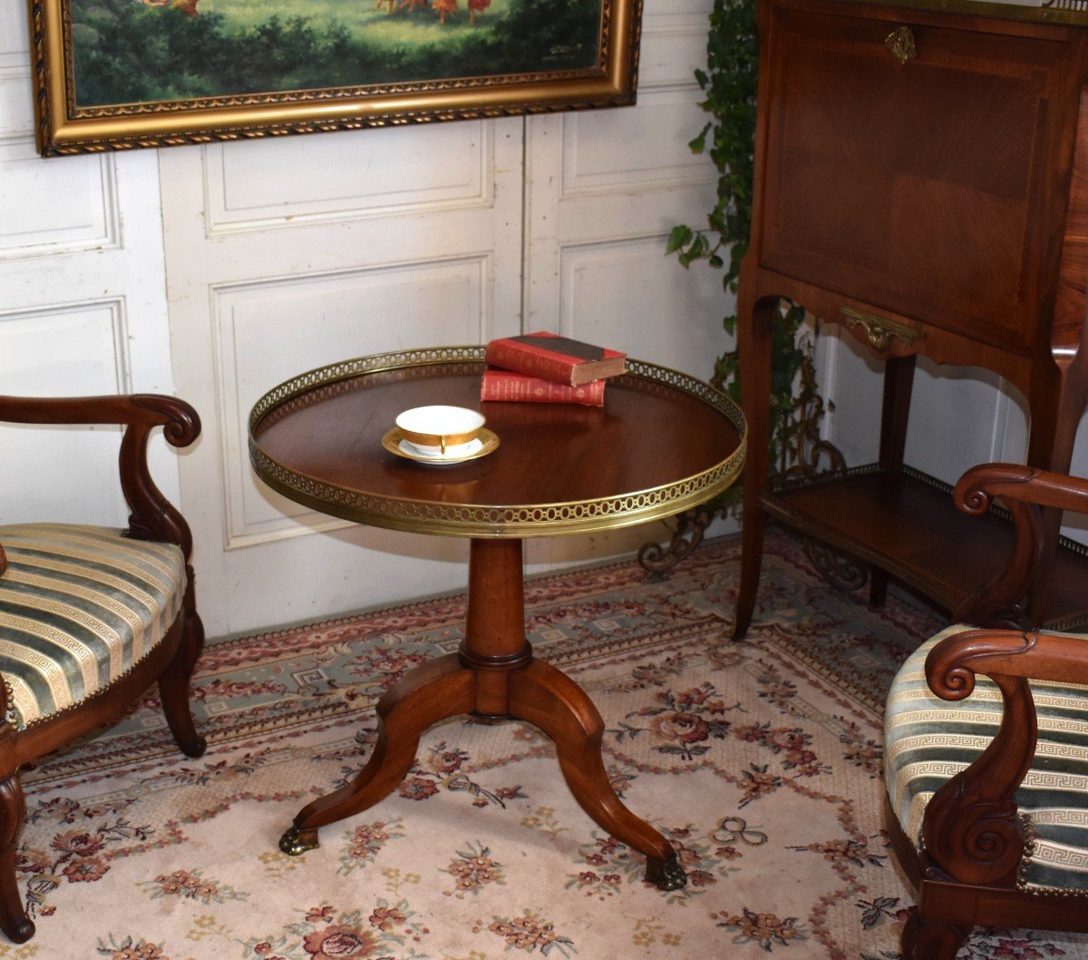 Table Guéridon Piétement Tripode  En Acajou , Plateau Circulaire,  Galerie De Laiton . pieds griffes en bronze.-photo-2