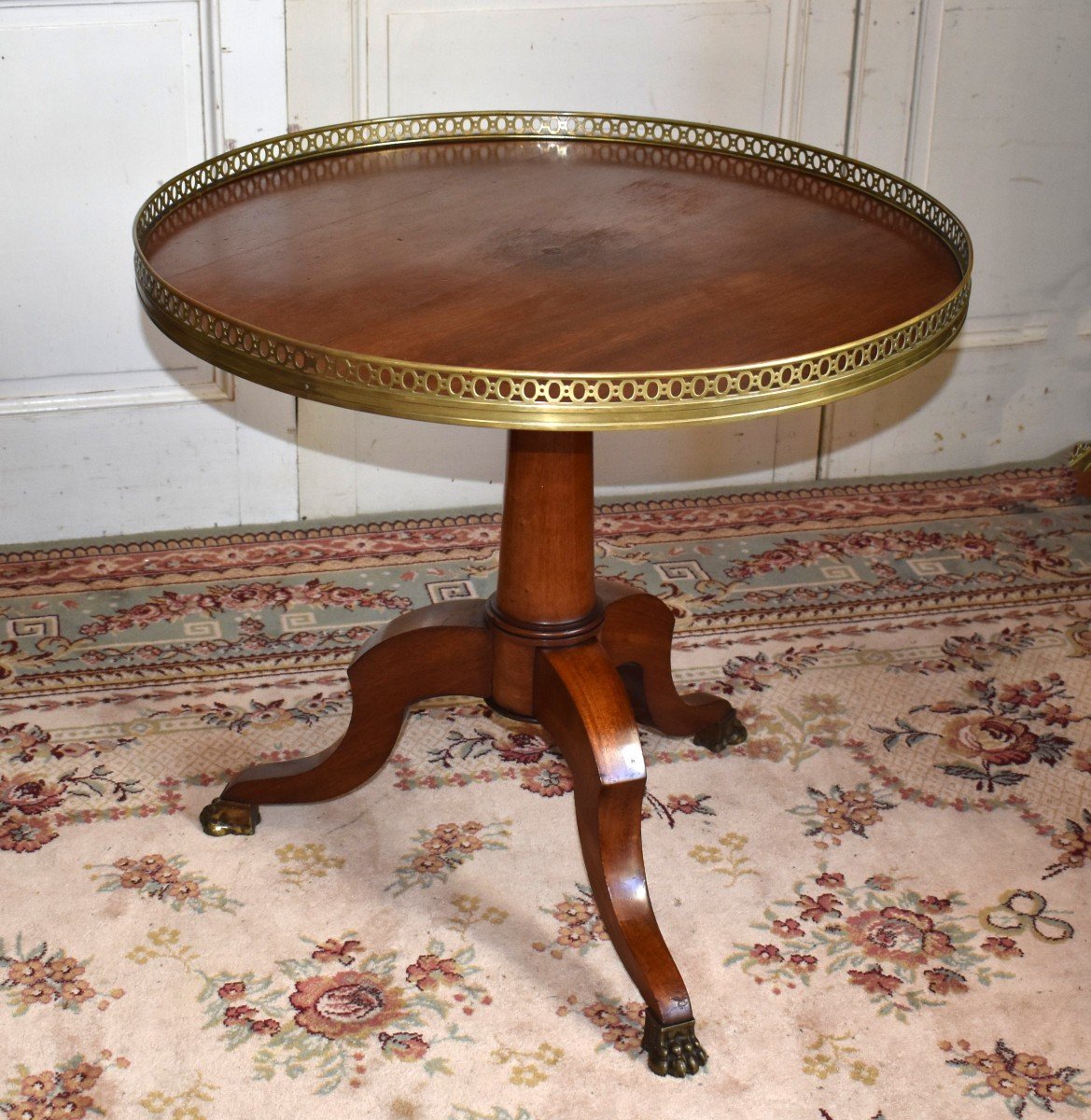 Table Guéridon Piétement Tripode  En Acajou , Plateau Circulaire,  Galerie De Laiton . pieds griffes en bronze.-photo-1