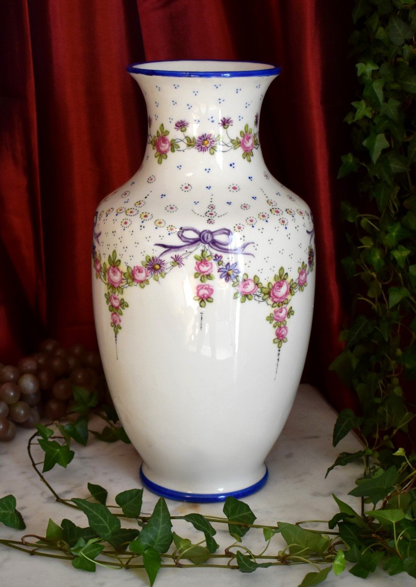 Grand Vase En Porcelaine De Limoges Entièrement Peint Main , Décor Floral.