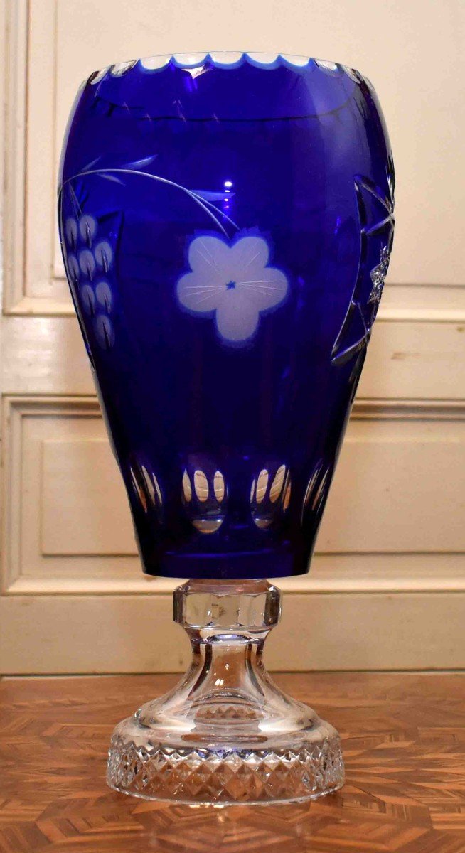 Important Vase En Cristal Taillé Overlay, Bleu Et Translucide à Motifs Fleurs, Raisins Taillés.-photo-1