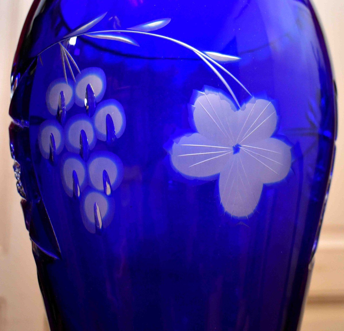 Important Vase En Cristal Taillé Overlay, Bleu Et Translucide à Motifs Fleurs, Raisins Taillés.-photo-4