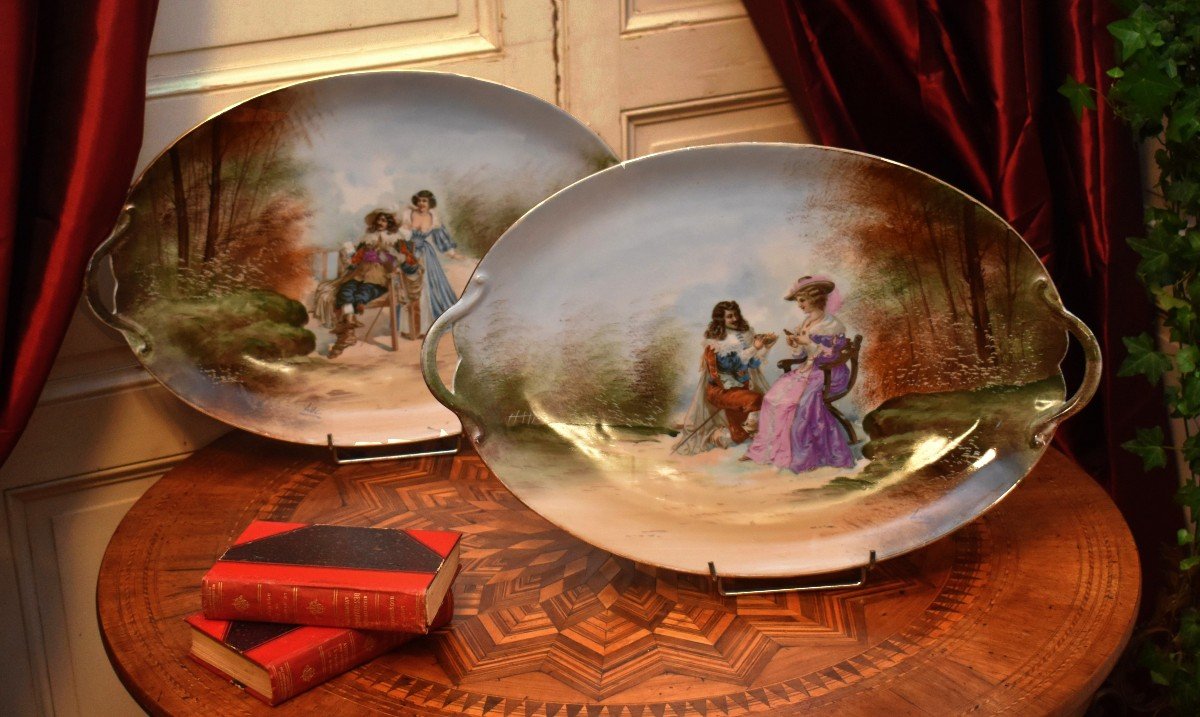 GDA  Limoges, début XXème .  Très Importante Paire De Plats Décoratifs ( 56 cm !!!)   En Porcelaine, à Décor de Scène Galante.  Personnages,  dont Mousquetaire.