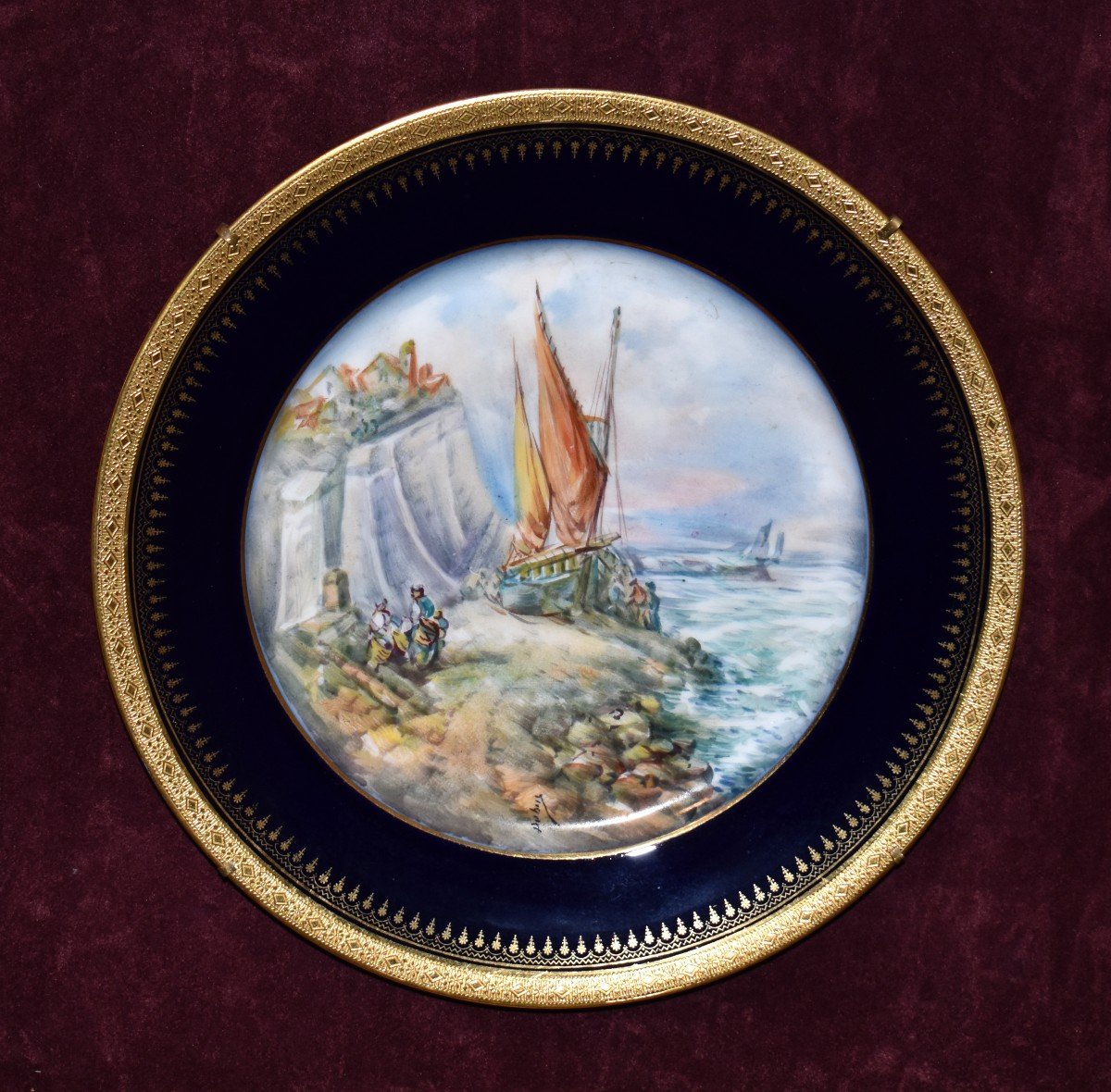 Dubois Limoges, Début XXème. Assiette Décorative En Porcelaine, Décor Scène Animée De Bord de mer, double incrustation or poli à l'agate et fond en bleu de four-photo-1