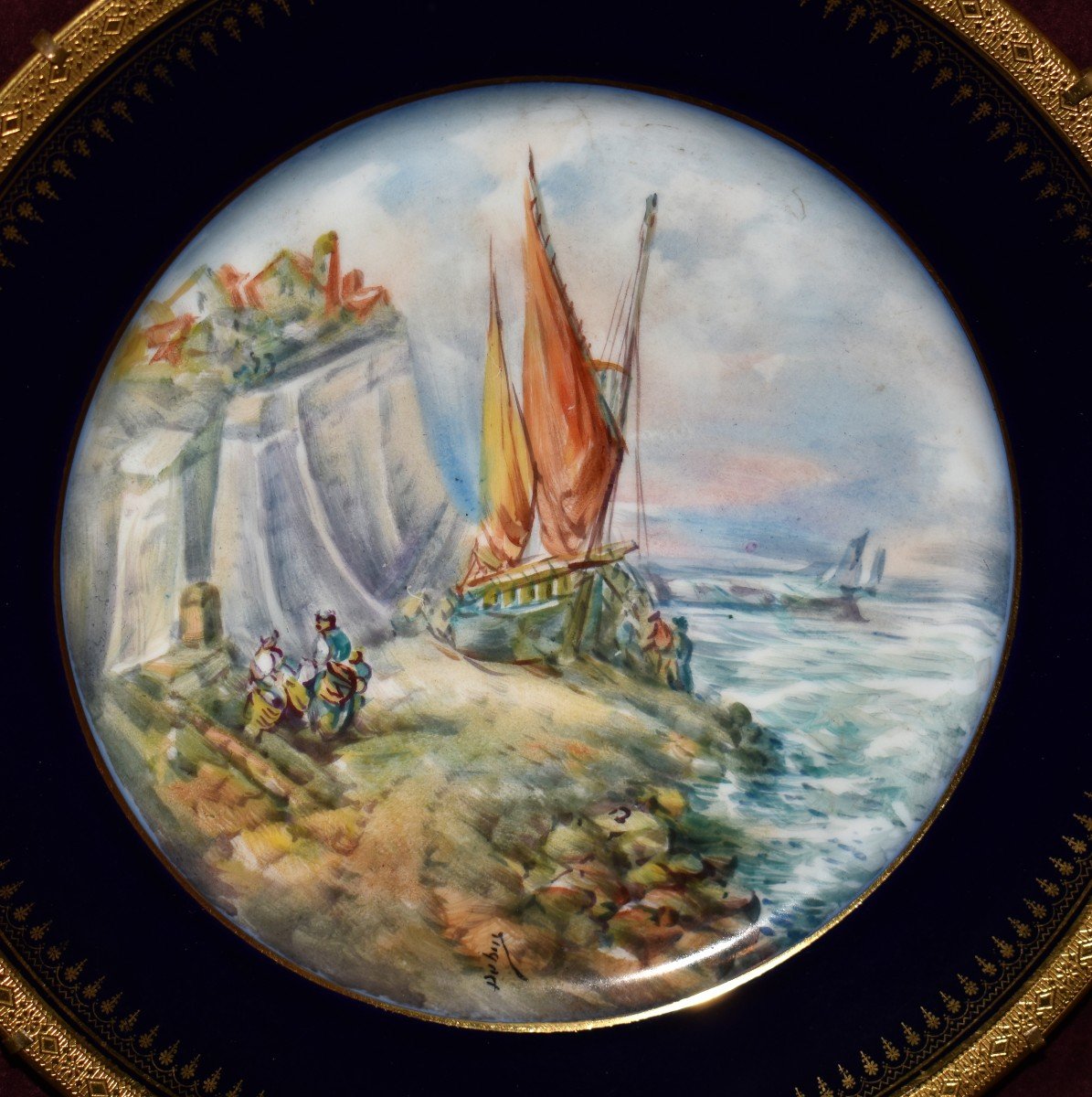 Dubois Limoges, Début XXème. Assiette Décorative En Porcelaine, Décor Scène Animée De Bord de mer, double incrustation or poli à l'agate et fond en bleu de four-photo-2