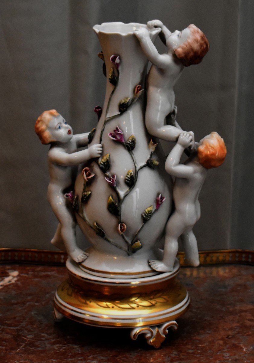 Vase En Porcelaine De Limoges  Orné De Putti  Sur Socle Réhaussé Or, Décor Peint Main.-photo-2