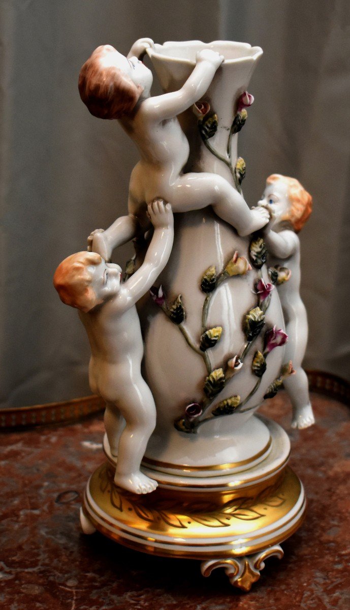 Vase En Porcelaine De Limoges  Orné De Putti  Sur Socle Réhaussé Or, Décor Peint Main.-photo-3