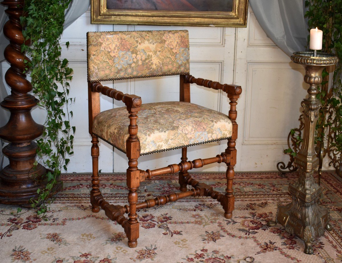 Chaise à Bras De Style Louis XIII , Fauteuil En Chêne Recouvert d'une Tapisserie Mécanique, Fin XIXe début XXe siècle.