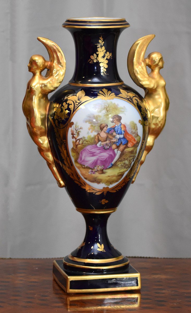 Grand Vase En Porcelaine De Limoges, Bleu De Four, Décor Bouquet De Fleurs Et Scène Galante d'Après Fragonard.-photo-4