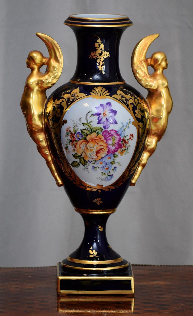 Grand Vase En Porcelaine De Limoges, Bleu De Four, Décor Bouquet De Fleurs Et Scène Galante d'Après Fragonard.