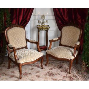 Paire De Fauteuils à La Reine De Style Louis XV En Noyer, Large Dossier, XIXe Siècle. Velours beige clair . assise refaite.