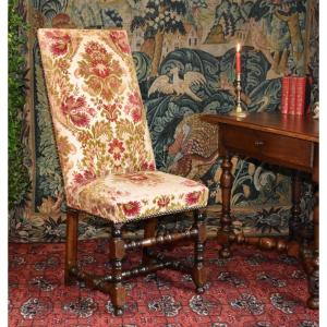  Chaise Louis XIII En Noyer , Dossier Haut et pieds arrière  à forte inclinaison, XVIIe siècle.