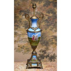 Pied de lampe en faïence décorée de personnages et angelots sur pied  en régule  doré fin XIXe
