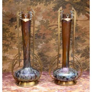 Paire de grands vases sur socle et armature bronze, verre irisé, attribué à Loetz, Bohême, 1900