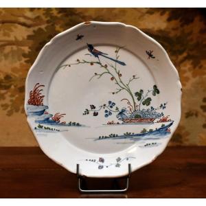 La Rochelle , assiette en faïence  XVIIIe, décor à la haie, oiseau perché, corbeille , rochers
