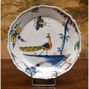 La Rochelle , assiette en faïence  XVIIIe, décor au paon, insecte, arbres feuillus , fruits
