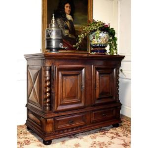 Buffet Bas Louis XIII En Noyer, 2 portes , 2 tiroirs,   à  Pointes De Diamant Et Torsades. 