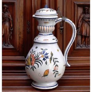 Grand pichet en faïence de Rouen  à décor corne abondance , papillons, insectes, début du  XXe