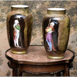 Paire De Vases En Verre Opalin, Opaline à Décor Soldats De La Renaissance, Lance Et Hallebarde