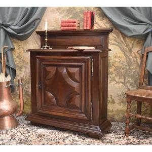 Meuble d'appui, buffet 1 porte de style Louis XIII en noyer massif pointes de diamants ,  