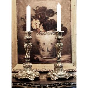 Paire De Bougeoirs, Chandeliers rocaille , Candelabres En Bronze De Style Louis XV