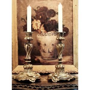 Paire De Bougeoirs, Chandeliers rocaille , Candelabres En Bronze De Style Louis XV