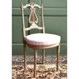Chaise de salon dite de musicien, de style Louis XVI en bois laqué peint , dossier lyre, XIXe