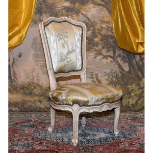 Chauffeuse de style Louis XV  en bois peint  ,  petite  Chaise basse  laquée crème. 