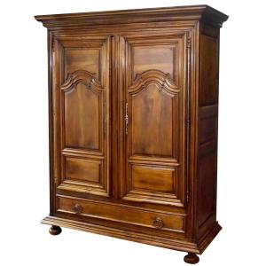 Petite armoire de style Louis XIV en noyer à 2 portes et 1 tiroir, démontable.