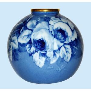 Vase Boule En Porcelaine De Limoges, Camaïeu De Bleu, Décor De Roses , Peint Main.
