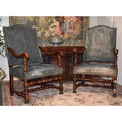 Paire De Fauteuils Louis XIII En Noyer.  XVIIème.