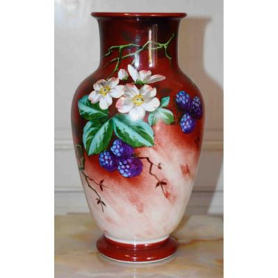Vase  en Opaline,  Peint Et émaillé, à Décor De Fruits Des Bois, Mûres Et Fleurs.