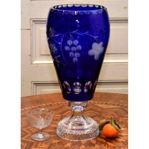 Important Vase En Cristal Taillé Overlay, Bleu Et Translucide à Motifs Fleurs, Raisins Taillés.