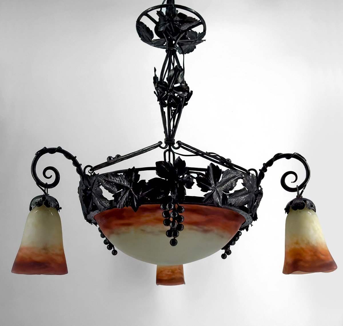 Lustre Art Déco En Fer Forgé Et Pâte De Verre Soufflée Par Muller Frères Lunéville, France