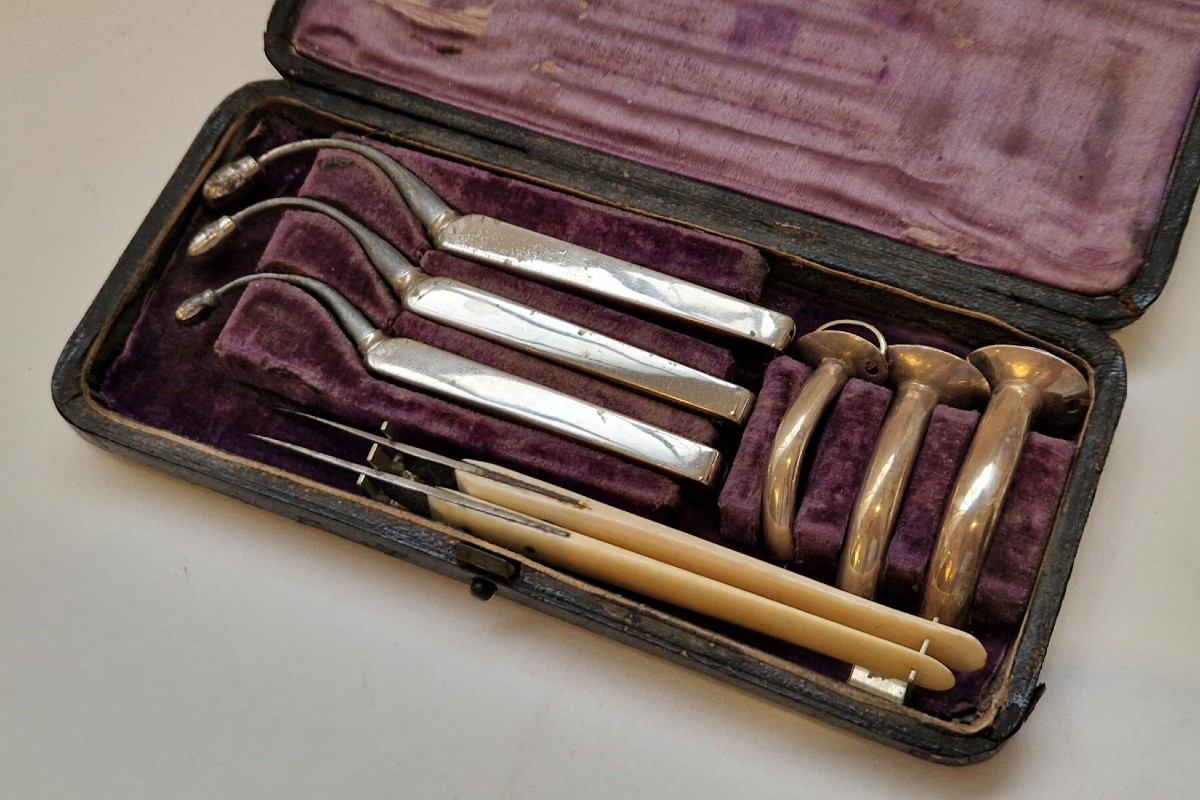 Nécessaire pour trachéotomie, Hawksley, 1880